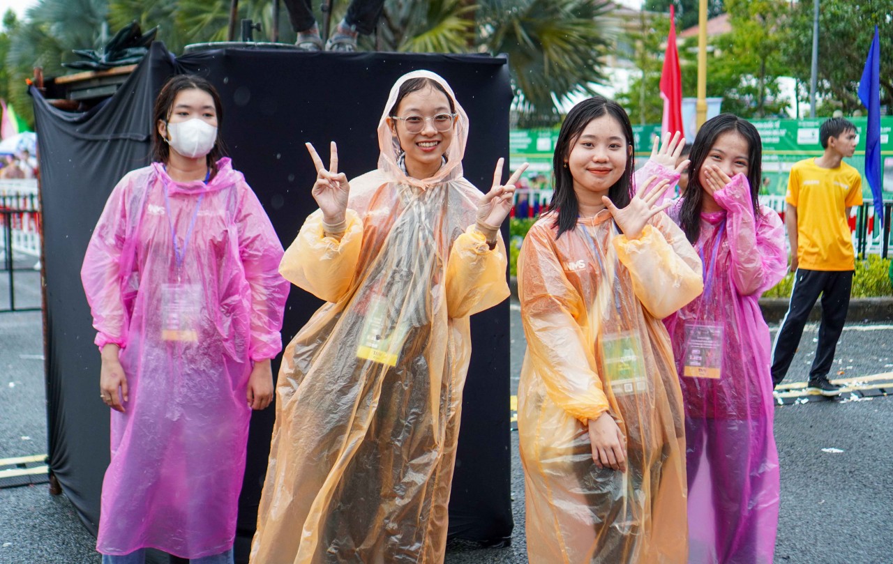 Hậu Giang: Hơn 9.000 người đội mưa chinh phục cung đường ấn tượng miền Tây sông nước