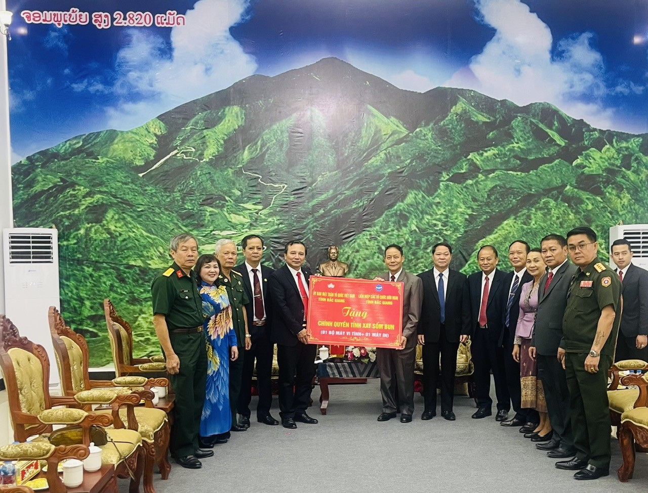 Liên hiệp các tổ chức hữu nghị tỉnh Bắc Giang thăm và làm việc với tỉnh Xay Sổm Bun, Lào