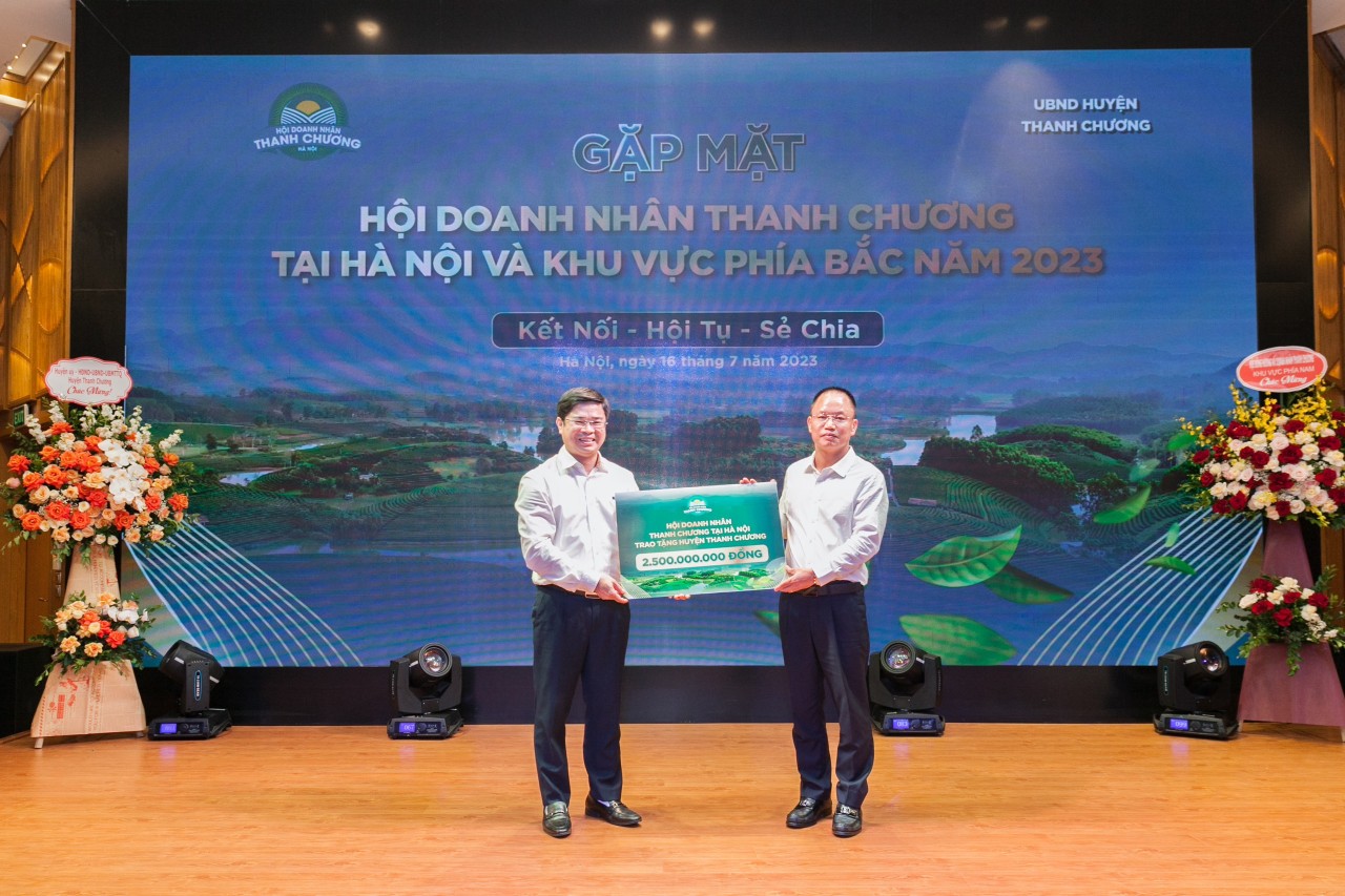Thay mặt Hội Doanh nhân Thanh Chương tại Hà Nội, ông Nguyễn Cảnh Hồng trao tặng 2,5 tỷ đồng cho huyện Thanh Chương. 