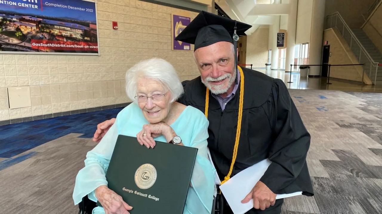 Sam Kaplan, sống tại Lawrenceville, vừa tốt nghiệp đại học chuyên ngành nghiên cứu điện ảnh vào hôm thứ Năm, cùng với người mẹ 98 tuổi. (FOX 5 Atlanta)