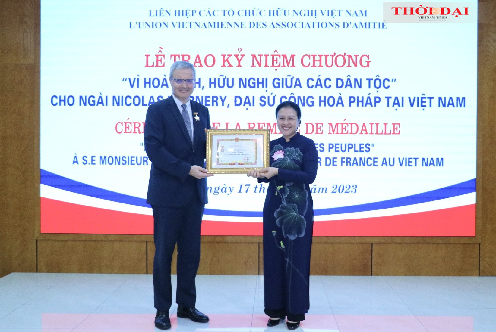Chủ tịch Liên hiệp các tổ chức hữu nghị Việt Nam Nguyễn Phương Nga trao tặng Kỷ niệm chương Vì hòa bình và hữu nghị giữa các dân tộc cho Ngài Nicolas Warnery, Đại sứ Đặc mệnh toàn quyền Cộng hòa Pháp tại Việt Nam (Ảnh: Thu Hà).