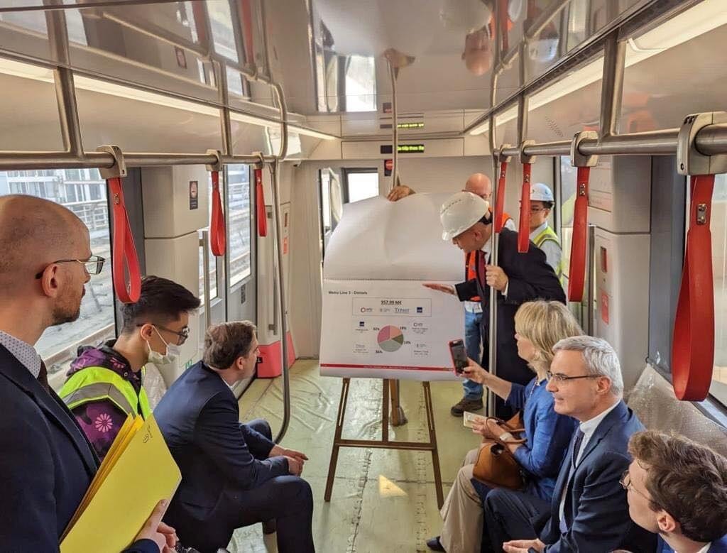Đại sứ Pháp Nicolas Warnery (thứ hai, từ phải sang) thăm tuyến đường sắt đô thị số 3, tuyến đường thử nghiệm của đường sắt đô thị Hà Nội, là biểu tượng của kinh nghiệm của Pháp (Ảnh: Đại sứ quán Pháp tại Việt Nam).