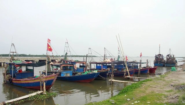 Tàu thuyền nơi neo đậu tại khu vực Trạm kiểm soát biên phòng cửa đáy thuộc Đồn biên phòng Kim Sơn, huyện Kim Sơn, tỉnh Ninh Bình. Ảnh: Thùy Dung - TTXVN