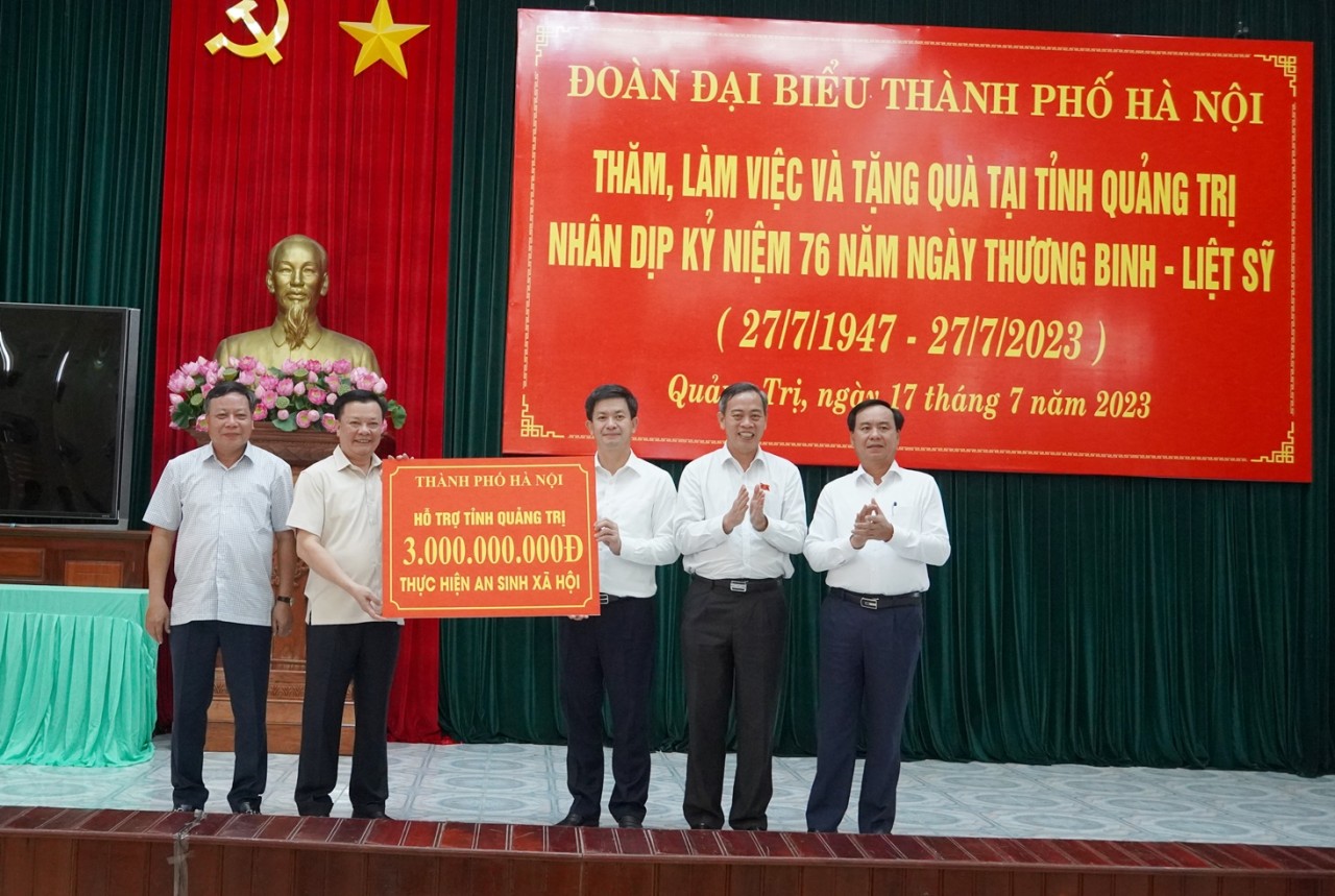 TP. Hà Nội đã trao tặng 3 tỉ đồng cho tỉnh Quảng Trị thực hiện các hoạt động an sinh xã hội
