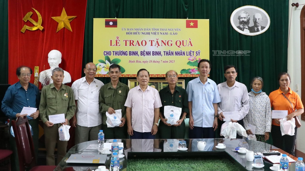 Hội Hữu nghị Việt Nam - Lào tỉnh Thái Nguyên thăm, tặng quà các thương binh, bệnh binh