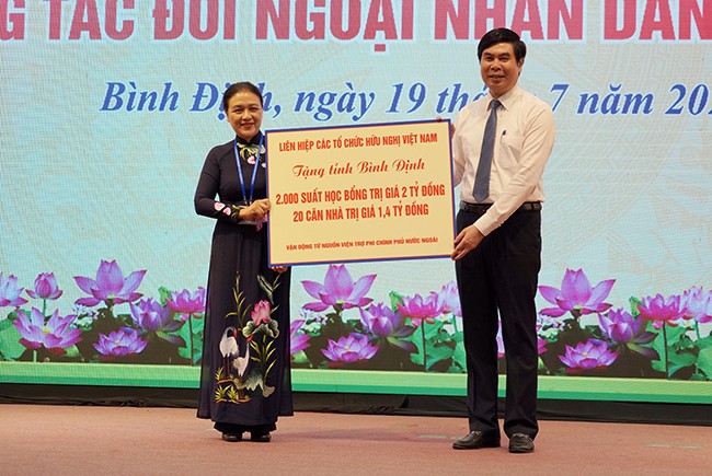 Liên hiệp các tổ chức hữu nghị Việt Nam trao bảng tượng trưng tặng 20 căn nhà, 2.000 suất học bổng tổng trị giá 3,4 tỷ đồng cho tỉnh Bình Định.