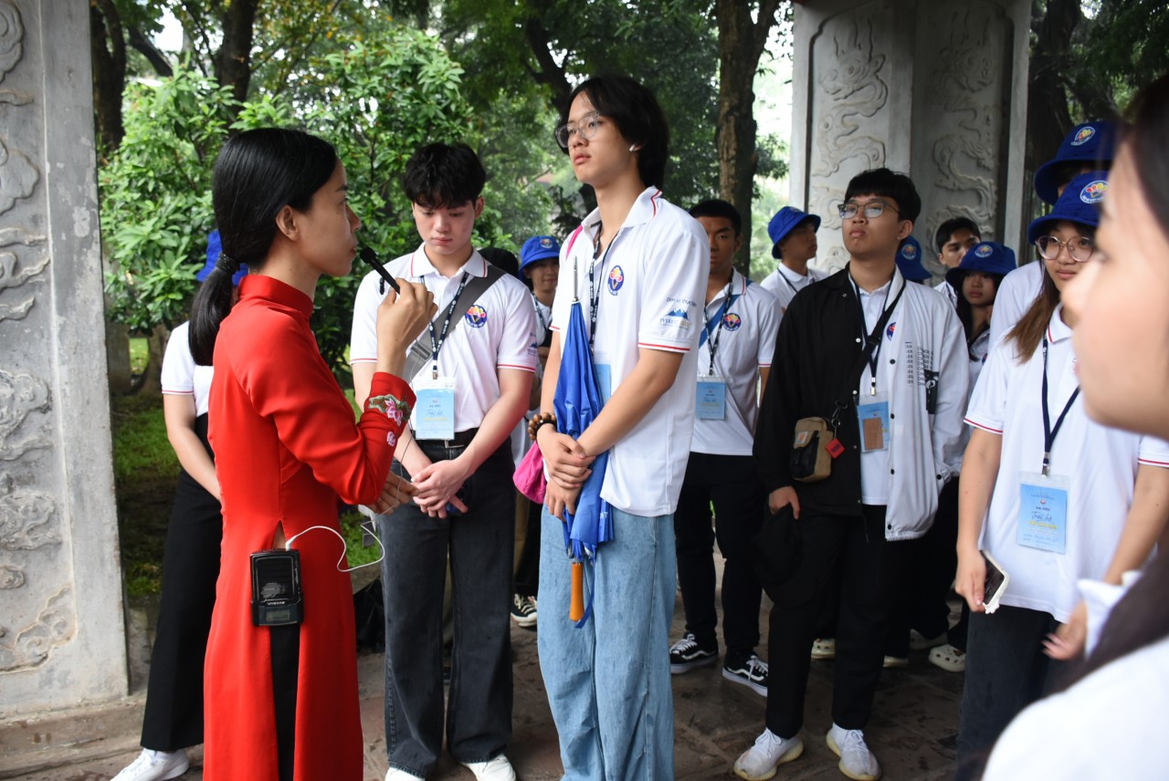 Kiều bào trẻ say mê tìm hiểu lịch sử dân tộc