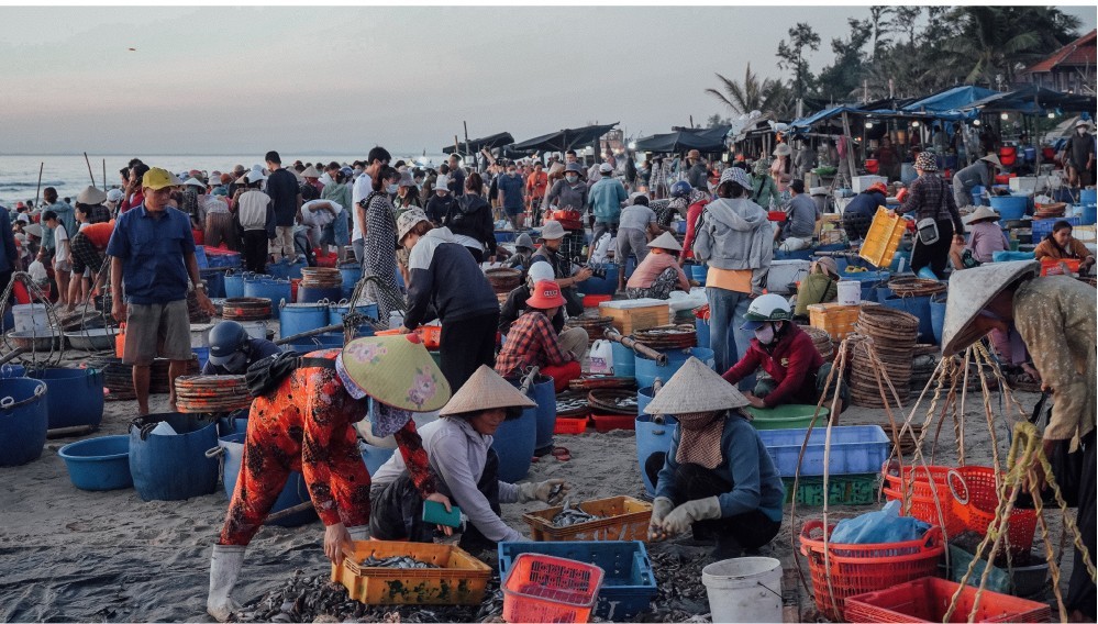 Cảnh mua bán tấp nập tại chợ cá Tam Tiến. Không chỉ có thương lái mà rất đông người dân đi chợ sớm.