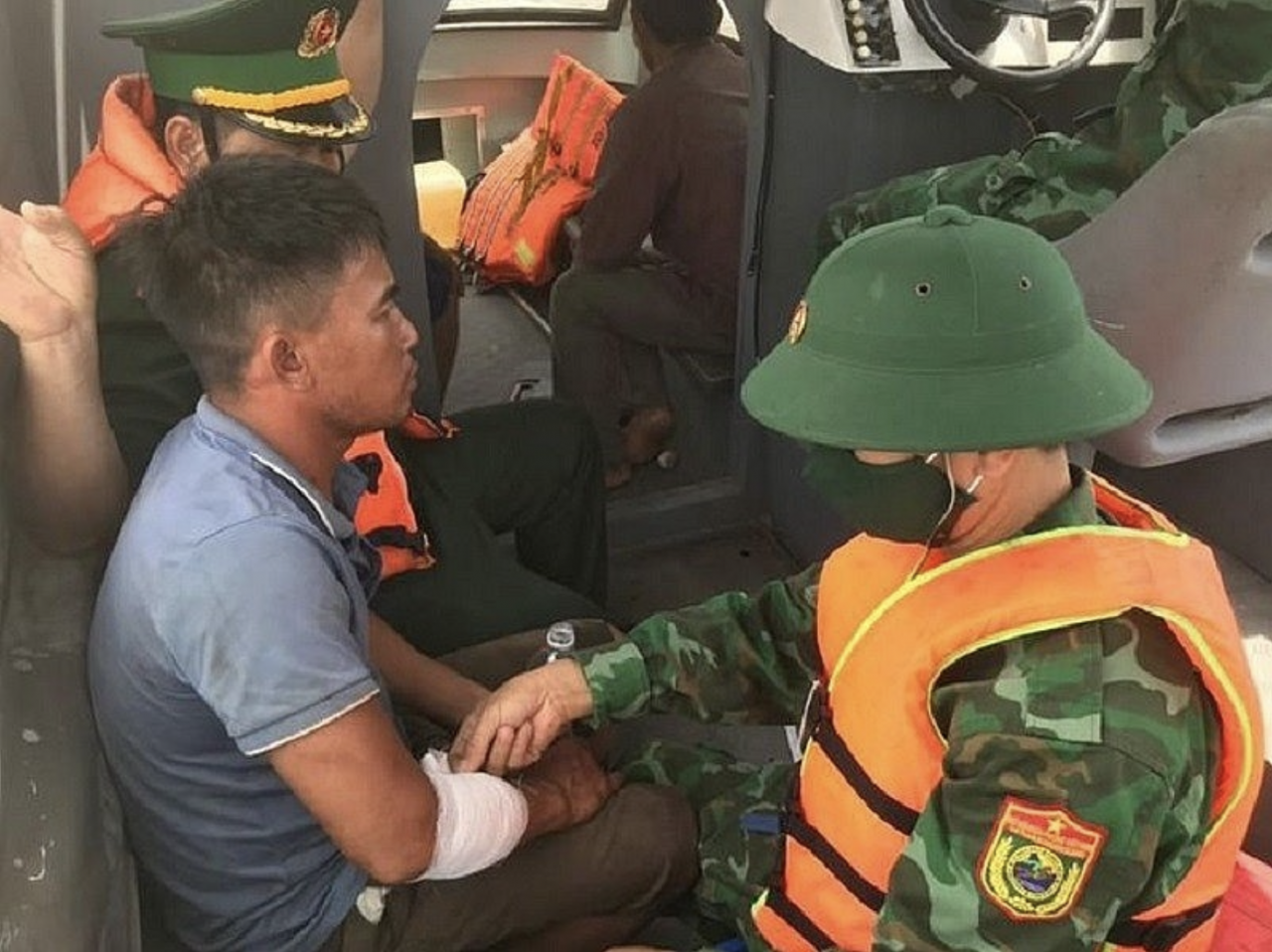 Cán bộ chiến sĩ Đồn Biên phòng Diễn Thành, Bộ đội biên phòng tỉnh Nghệ An tiến hành sơ cứu các thuyền viên gặp nạn và đưa về đất liền an toàn.