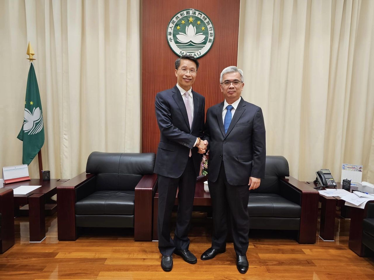 Tổng Lãnh sự Phạm Bình Đàm (trái) làm việc với Bộ trưởng An ninh Macau Wong Sio Chak. (Nguồn: TLSQ Việt Nam tại Hong Kong và Macau)