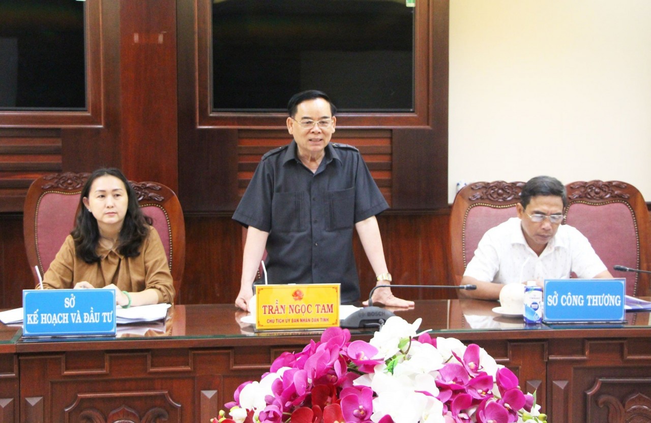 Ông Trần Ngọc Tam - Chủ tịch UBND tỉnh Bến Tre chủ trì cuộc họp