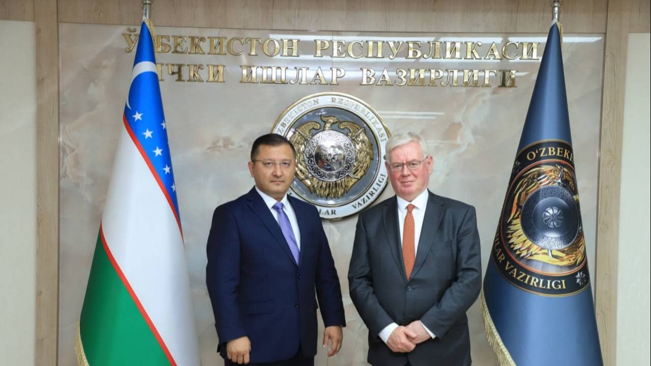 Đại diện đặc biệt của EU về Nhân quyền Eamon Gilmore và lãnh đạo Bộ Nội vụ Uzbekistan (Ảnh: kun.uz)