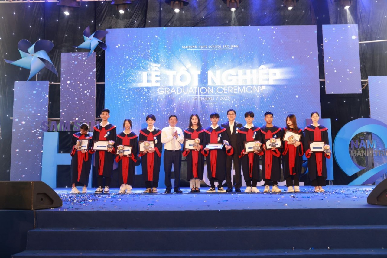 Các em học sinh tham gia Lễ tốt nghiệp tại Ngôi trường Hy vọng Samsung Bắc Ninh (Ảnh: TTXVN).