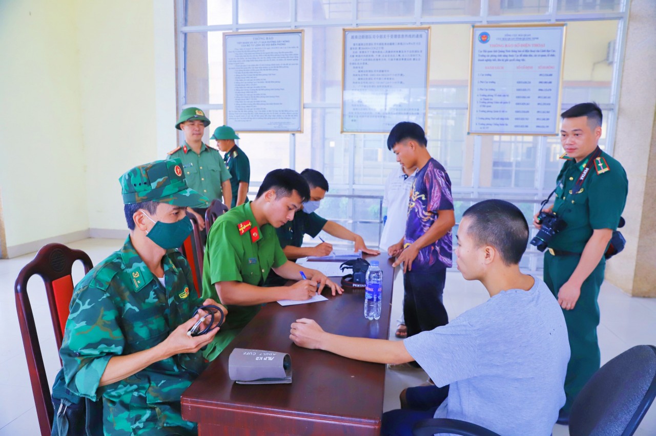 Tiếp nhận công dân do Trung Quốc trao trả