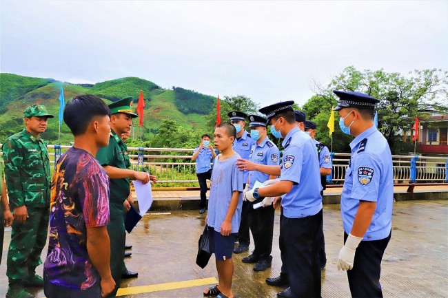 Tiếp nhận công dân do Trung Quốc trao trả