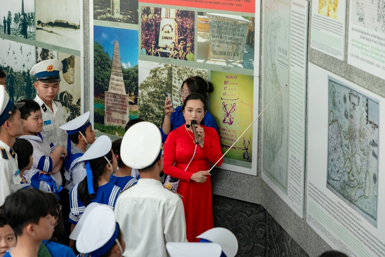Tuyên truyền giáo dục tình yêu biển đảo cho học sinh tại Khánh Hòa