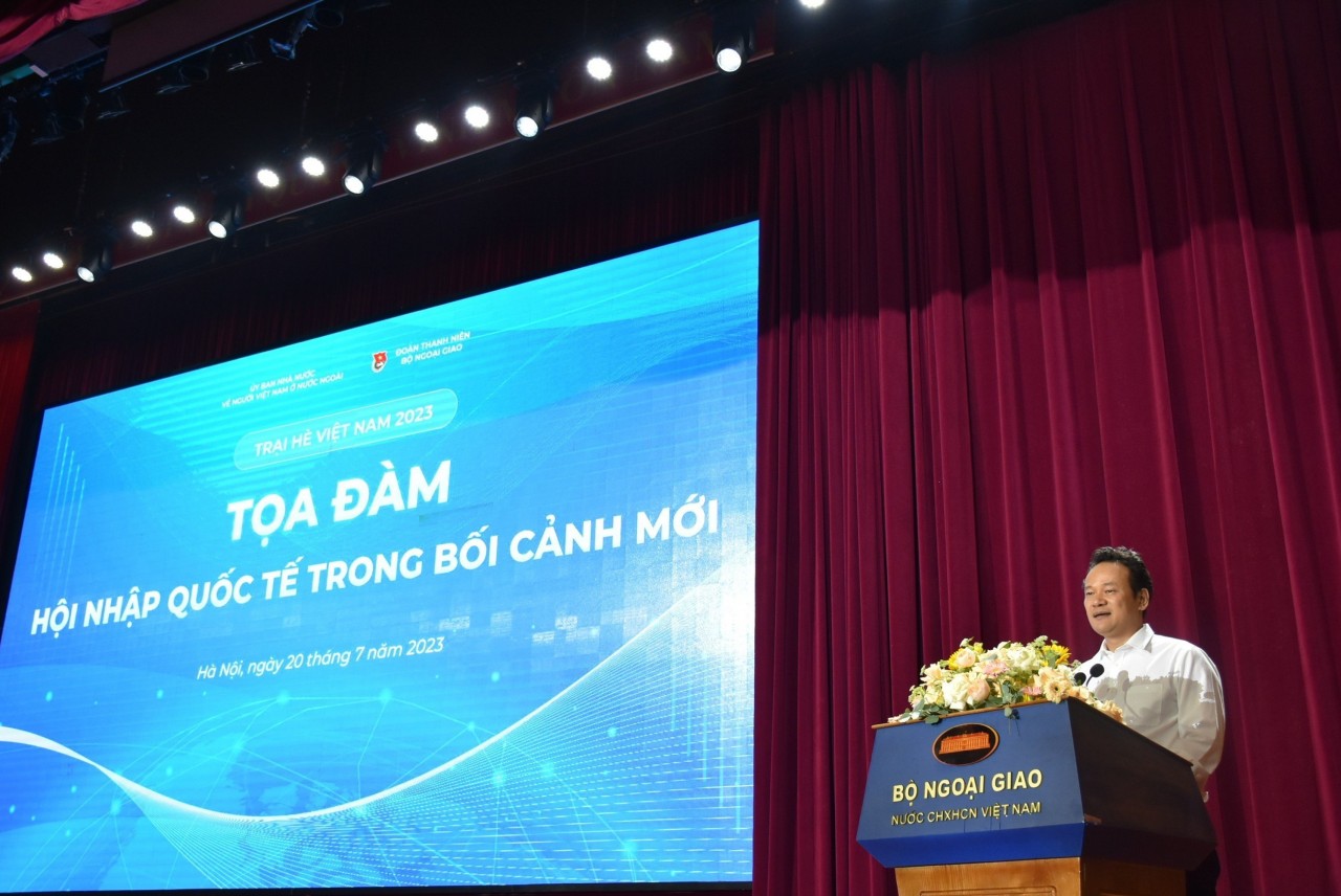 Phó Chủ nhiệm Ủy ban Nhà nước về người Việt Nam ở nước ngoài Mai Phan Dũng phát biểu tại tọa đàm.
