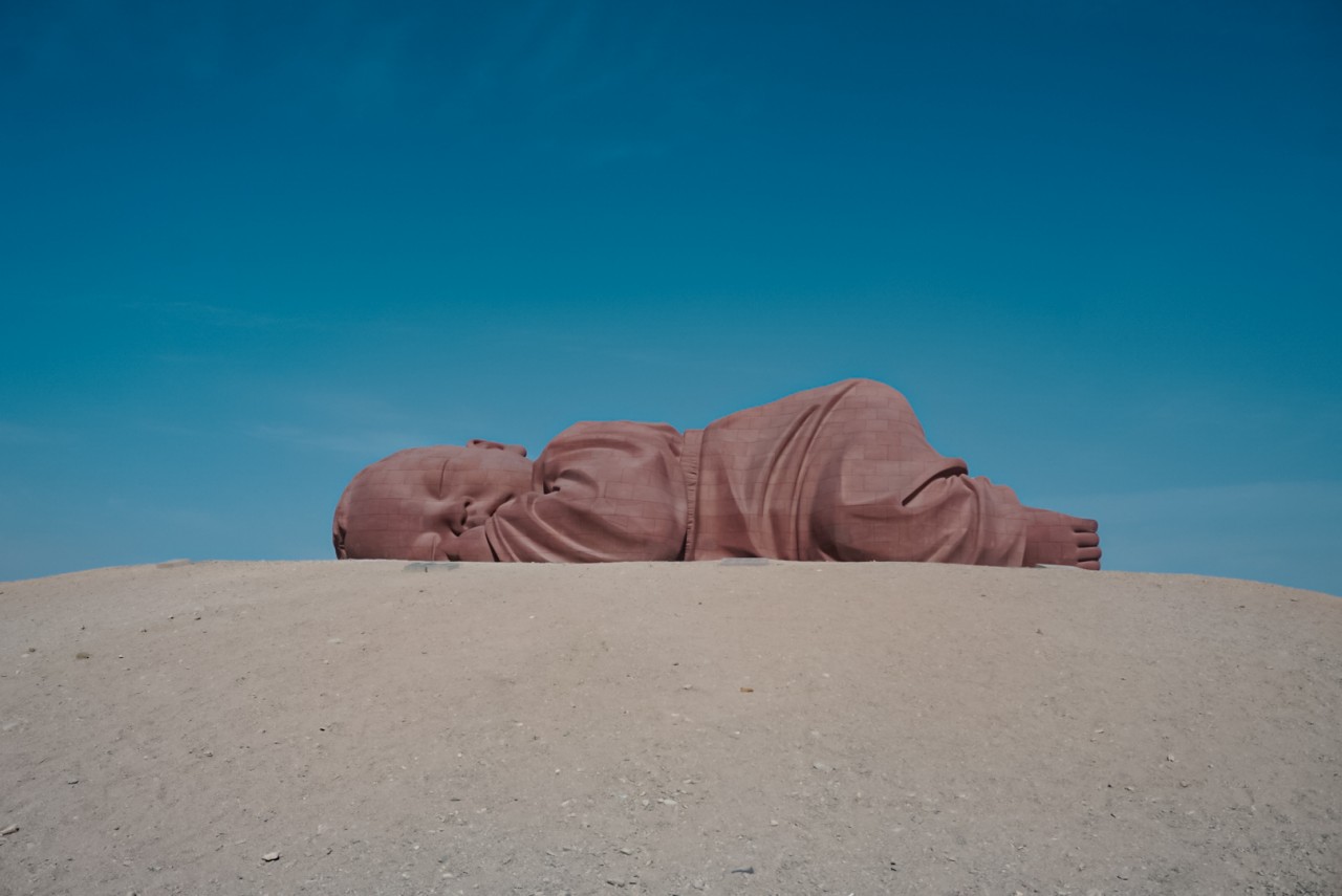 Mục đích chính của việc đặt bức tượng này ở sa mạc thực chất là để kêu gọi mọi người bảo vệ môi trường. (Ảnh: Baidu)