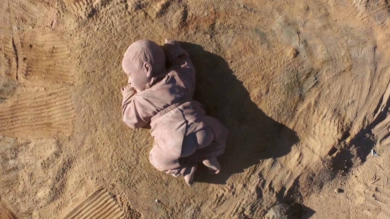 “Đại địa chi tử” là bức tượng đứa trẻ cô đơn nhất Trung Quốc giữa sa mạc Gobi hoang vắng và rộng lớn. (Ảnh: Baidu)