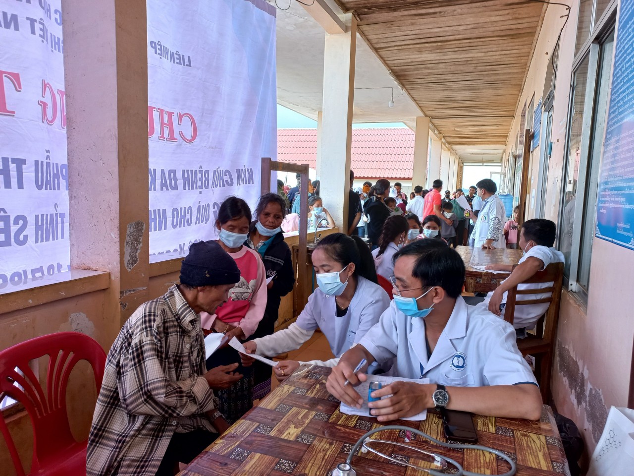 Người dân tỉnh Se Koong (Lào) được bác sỹ Việt Nam thăm khám, cấp phát thuốc miễn phí