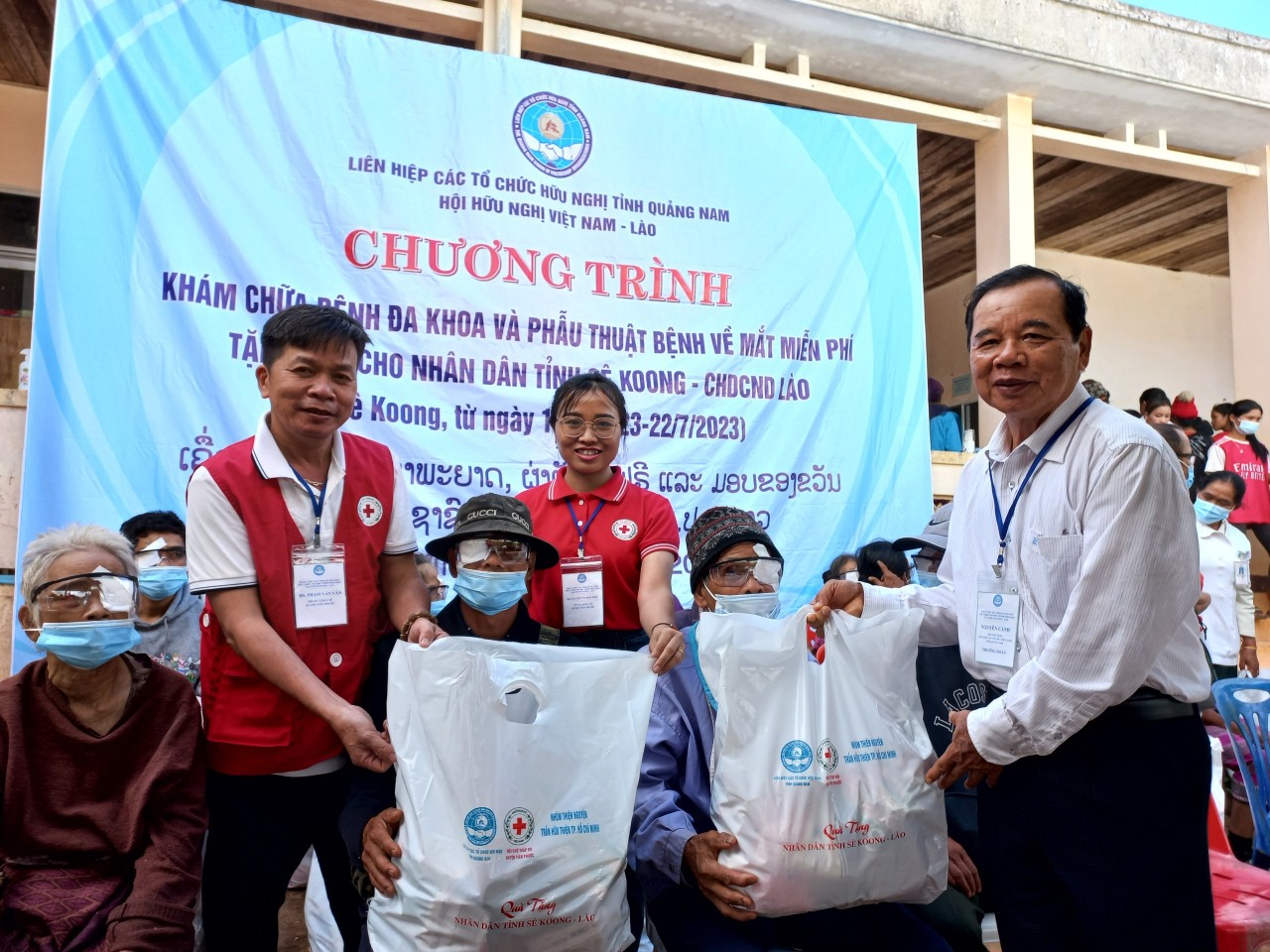 Ông Nguyễn Cảnh, Phó Chủ tịch Liên hiệp các tổ chức hữu nghị tỉnh Quảng Nam trao quà Ông Nguyễn Cảnh, Phó Chủ tịch Liên hiệp các tổ chức hữu nghị tỉnh Quảng Nam trao quà