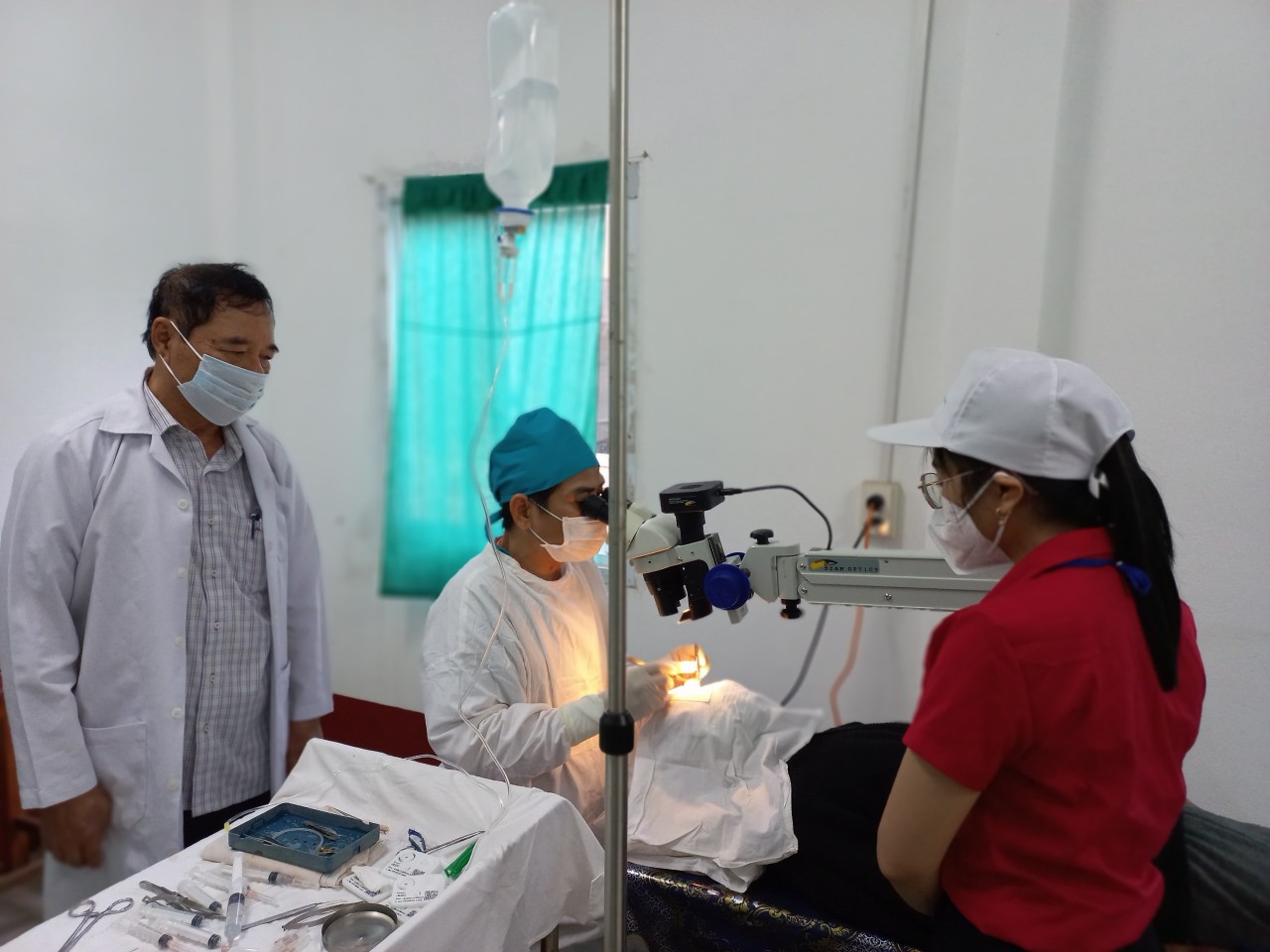 Người dân tỉnh Se Koong (Lào) được bác sỹ Việt Nam thăm khám, cấp phát thuốc miễn phí