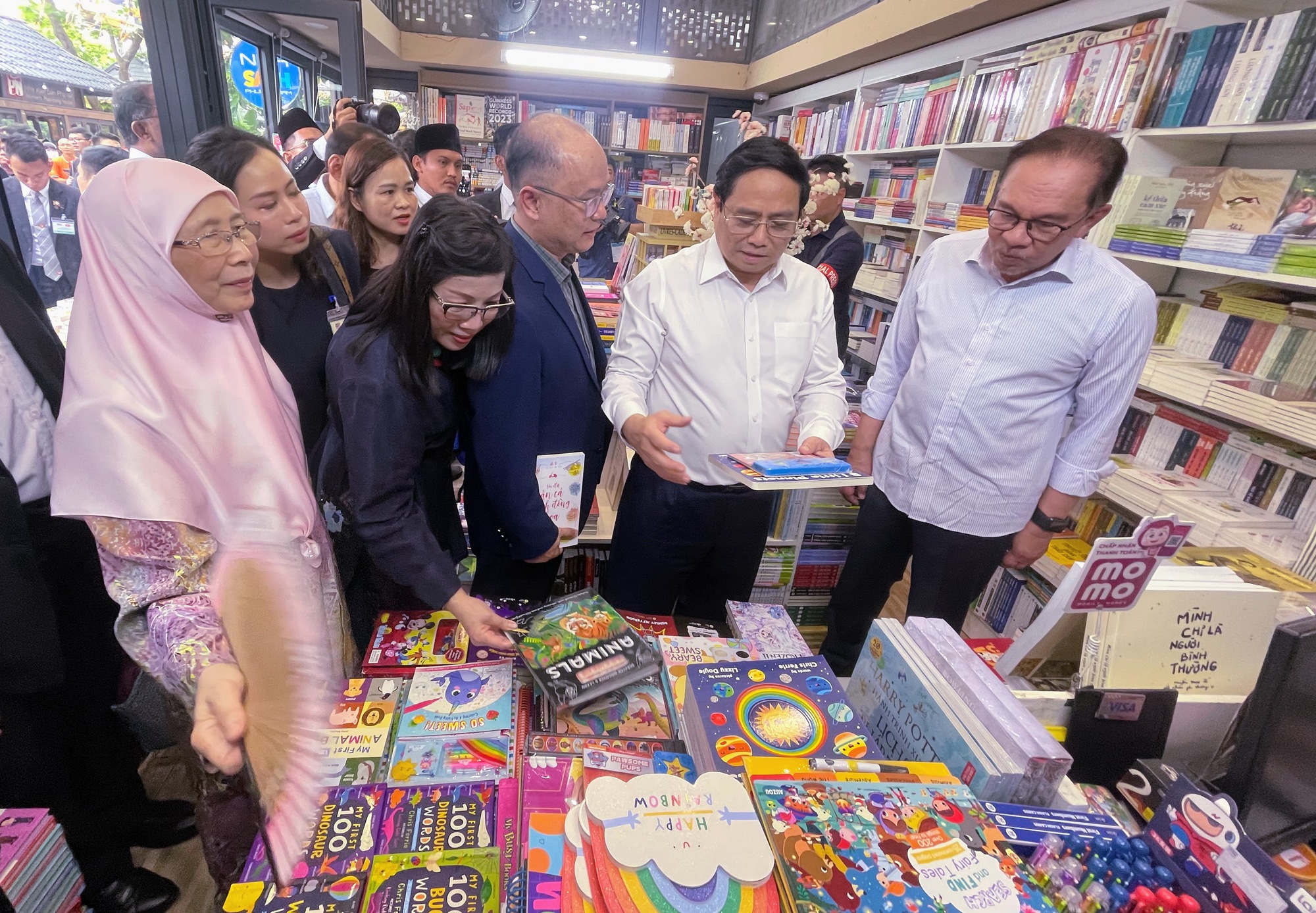 Chùm ảnh: Thủ tướng Phạm Minh Chính cùng Thủ tướng Malaysia thăm phố sách Hà Nội và thưởng thức cà phê Việt Nam - Ảnh 2.