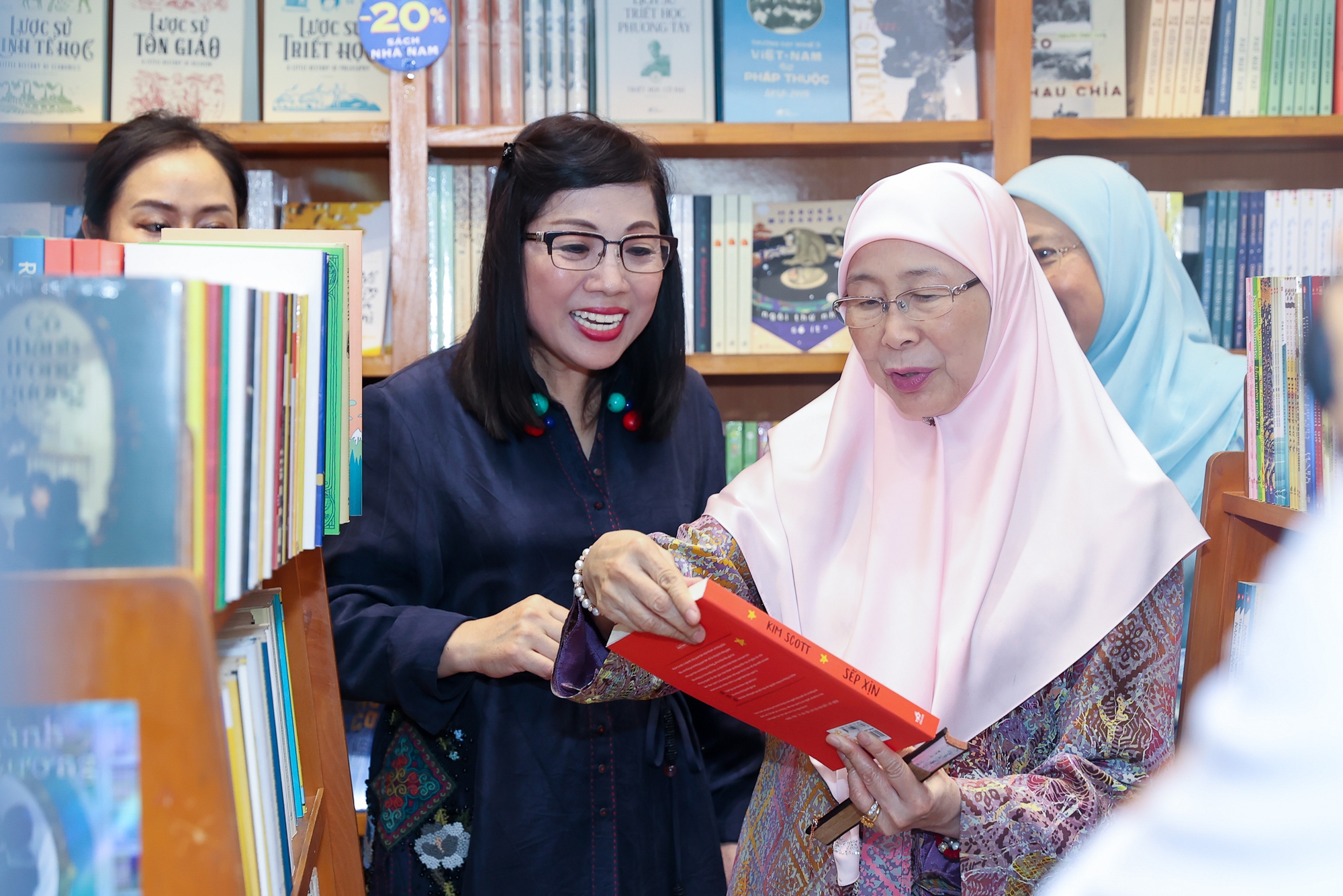 Chùm ảnh: Thủ tướng Phạm Minh Chính cùng Thủ tướng Malaysia thăm phố sách Hà Nội và thưởng thức cà phê Việt Nam - Ảnh 6.