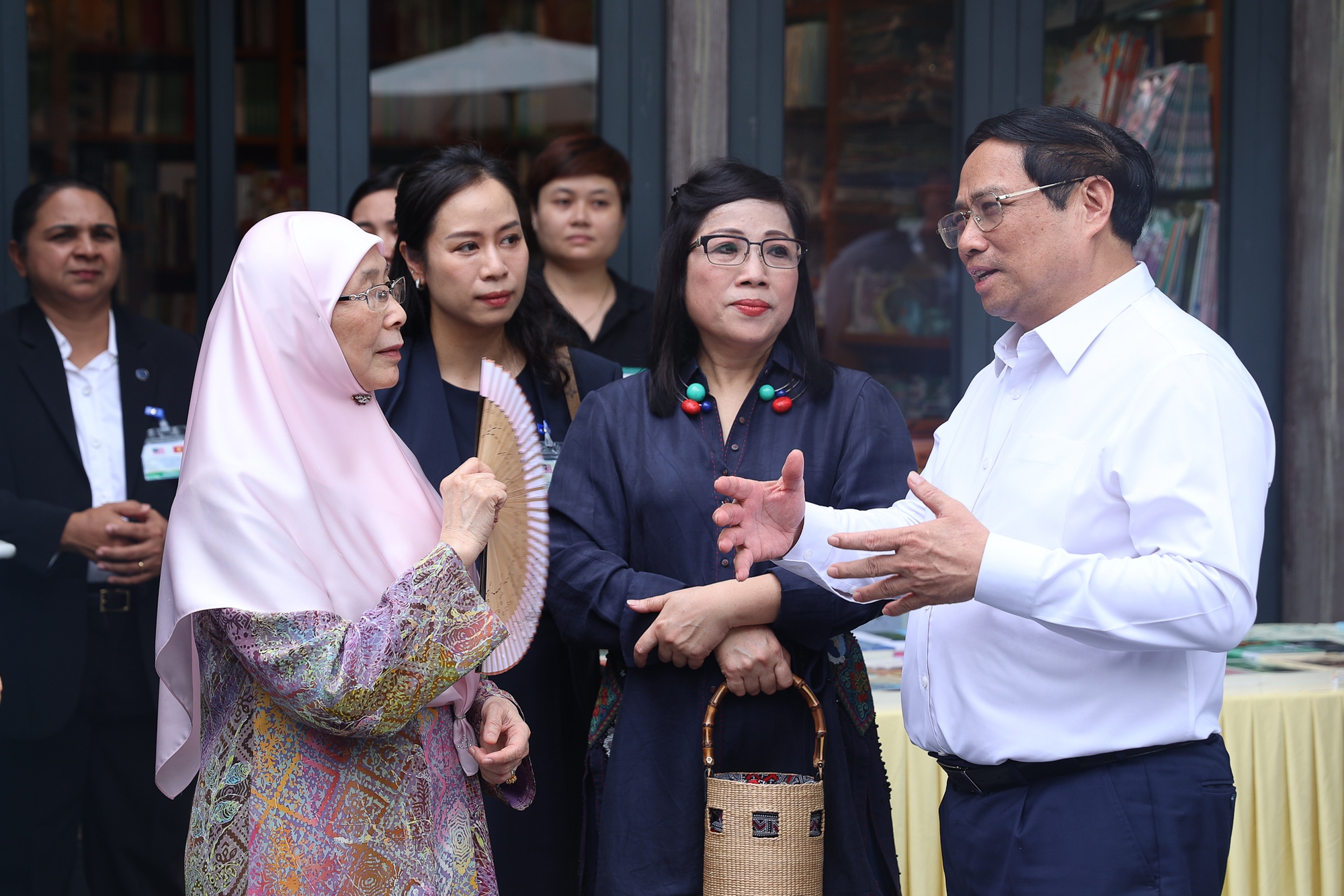 Chùm ảnh: Thủ tướng Phạm Minh Chính cùng Thủ tướng Malaysia thăm phố sách Hà Nội và thưởng thức cà phê Việt Nam - Ảnh 7.