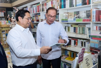Thủ tướng Phạm Minh Chính cùng Thủ tướng Malaysia thăm phố sách Hà Nội và thưởng thức cà phê Việt Nam