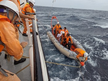 Cứu được 4 ngư dân gặp nạn trên biển