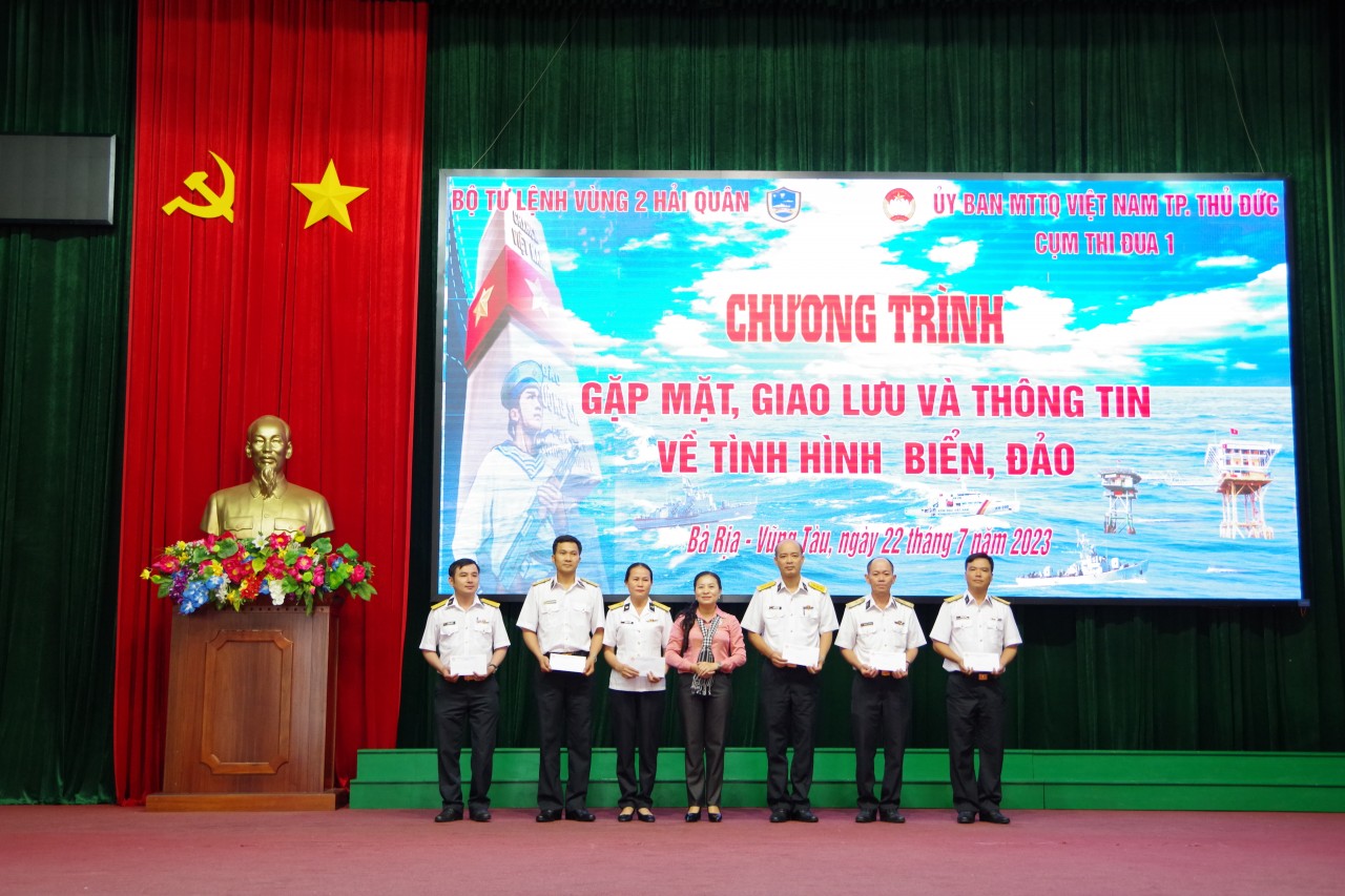Lãnh đạo Ủy ban MTTQ Việt Nam Thành phố Hồ Chí Minh tặng quà cho thương, bệnh binh, quân nhân bị bệnh hiểm nghèo và thân nhân liệt sỹ