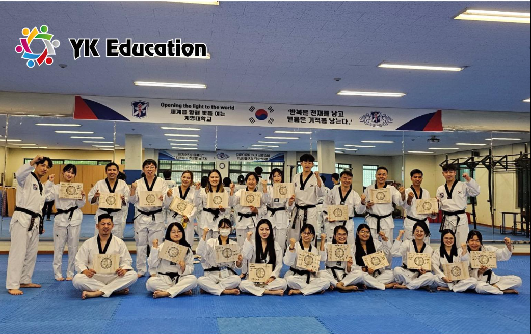 trải nghiệm hoạt động tìm hiểu về môn võ thuật truyền thống Taekwondo. Các võ sư của Đại học Keimyung đã hướng dẫn sinh viên UEF thực hành các tư thế võ căn bản để phòng thân.