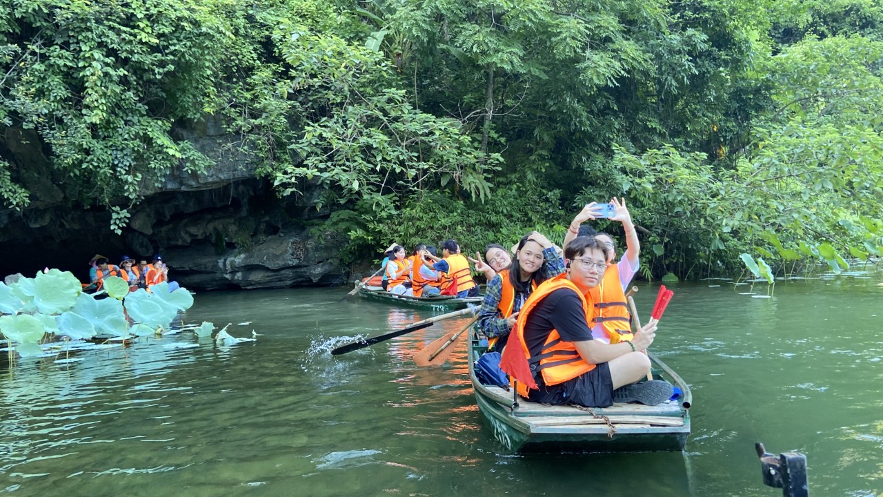 Thanh niên kiều bào thích thú khi được trải nghiệm chèo thuyền, ngắm cảnh tại Tràng An