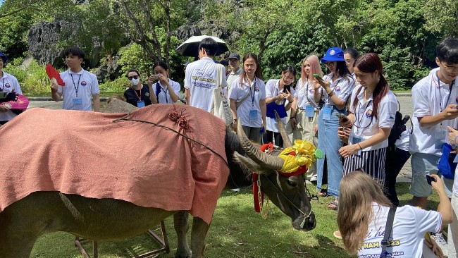 Thanh niên kiều bào thích thú khi được trải nghiệm chèo thuyền, ngắm cảnh tại Tràng An
