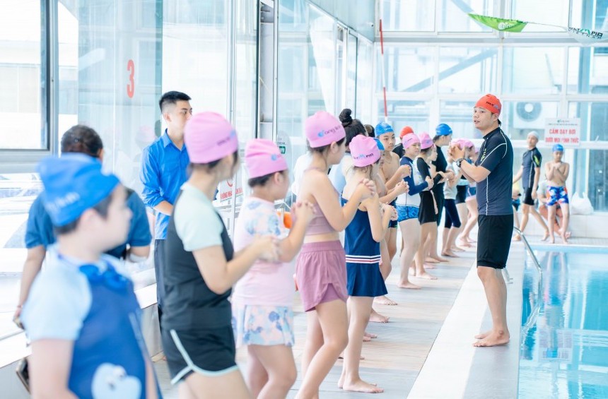 137 trẻ em có hoàn cảnh khó khăn được tổ chức dạy bơi miễn phí tại Hà Nội