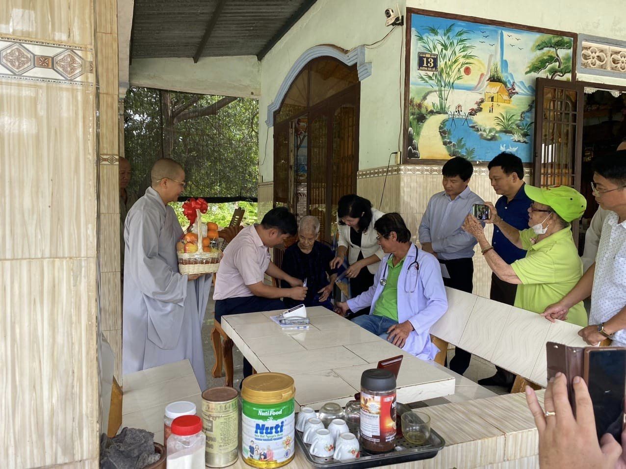 Khám, chữa bệnh, cấp thuốc miễn phí và trao quà cho 850 người dân ở Bình Phước