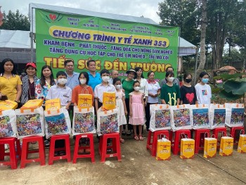 kham chua benh cap thuoc mien phi va trao qua cho 850 nguoi dan o binh phuoc