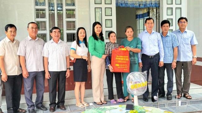 Sóc Trăng: Trao nhà tình nghĩa cho gia đình liệt sĩ