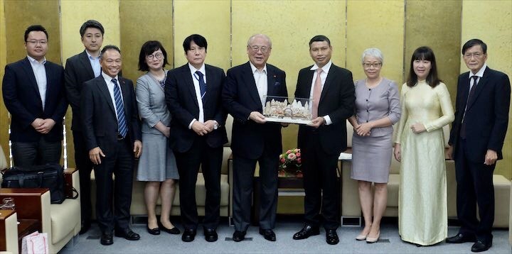 Phó Chủ tịch Thường trực Hồ Kỳ Minh tặng quà lưu niệm Ngài Takebe Tsutomu, Cố vấn đặc biệt Nhóm Nghị sĩ hữu nghị Nhật Bản - Việt Nam (Ảnh: 