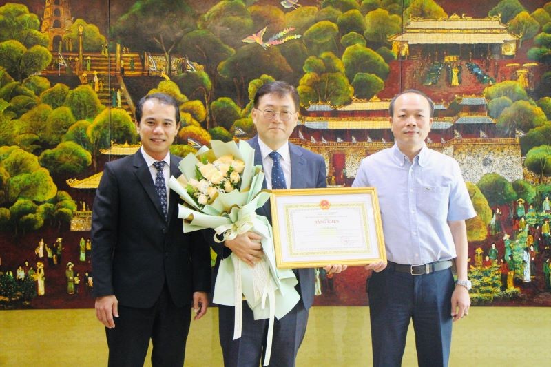    Phó Chủ tịch UBND tỉnh Thừa Thiên Huế Phan Quý Phương (bìa phải), Chủ tịch UBND thành phố Huế Võ Lê Nhật (bìa trái) chúc mừng ông Cho Han Deog – Giám đốc Quốc gia Văn phòng Cơ quan Hợp tác Quốc tế Hàn Quốc (KOICA) tại Việt Nam