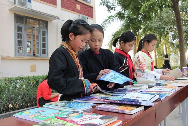Hỗ trợ xây dựng tủ sách cộng đồng cho các xã vùng đồng bào dân tộc thiểu số và miền núi