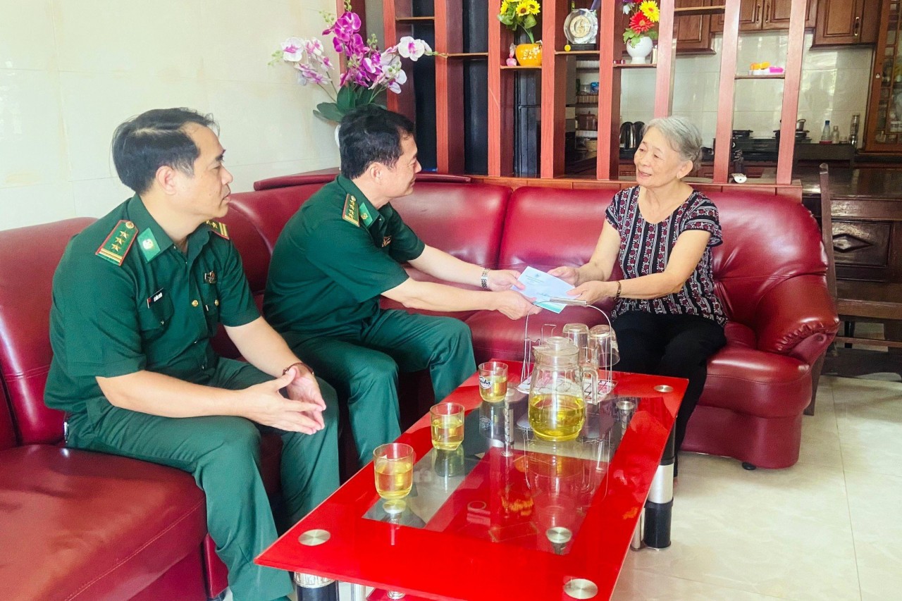 Đại tá Phạm Tùng Lâm, Bí thư Đảng ủy, Chính ủy BĐBP tỉnh thăm, tặng quà gia đình Trương Chí Cương.