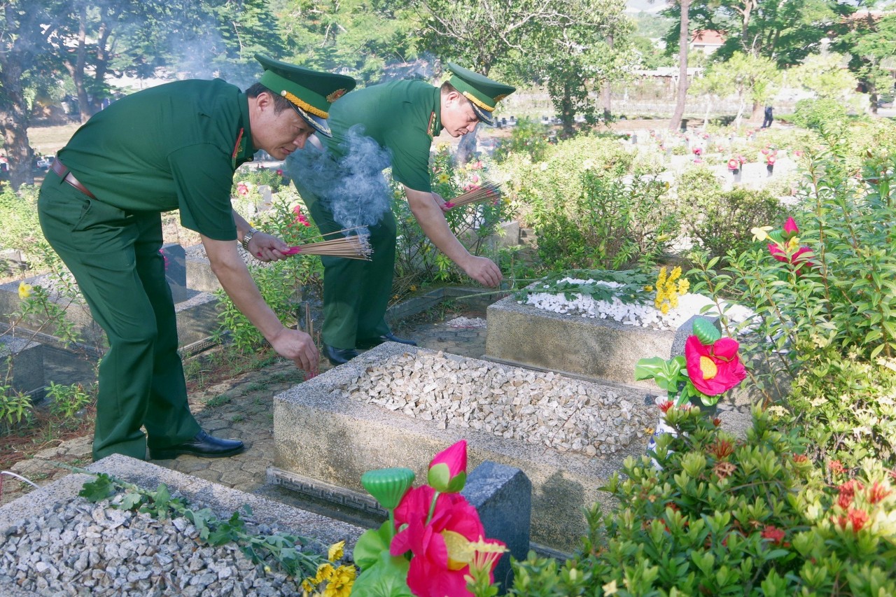 Thủ trưởng Bộ chỉ huy Bộ đội Biên phòng tỉnh thắp hương tại các phần mộ tri ân các Anh hùng liệt sĩ.