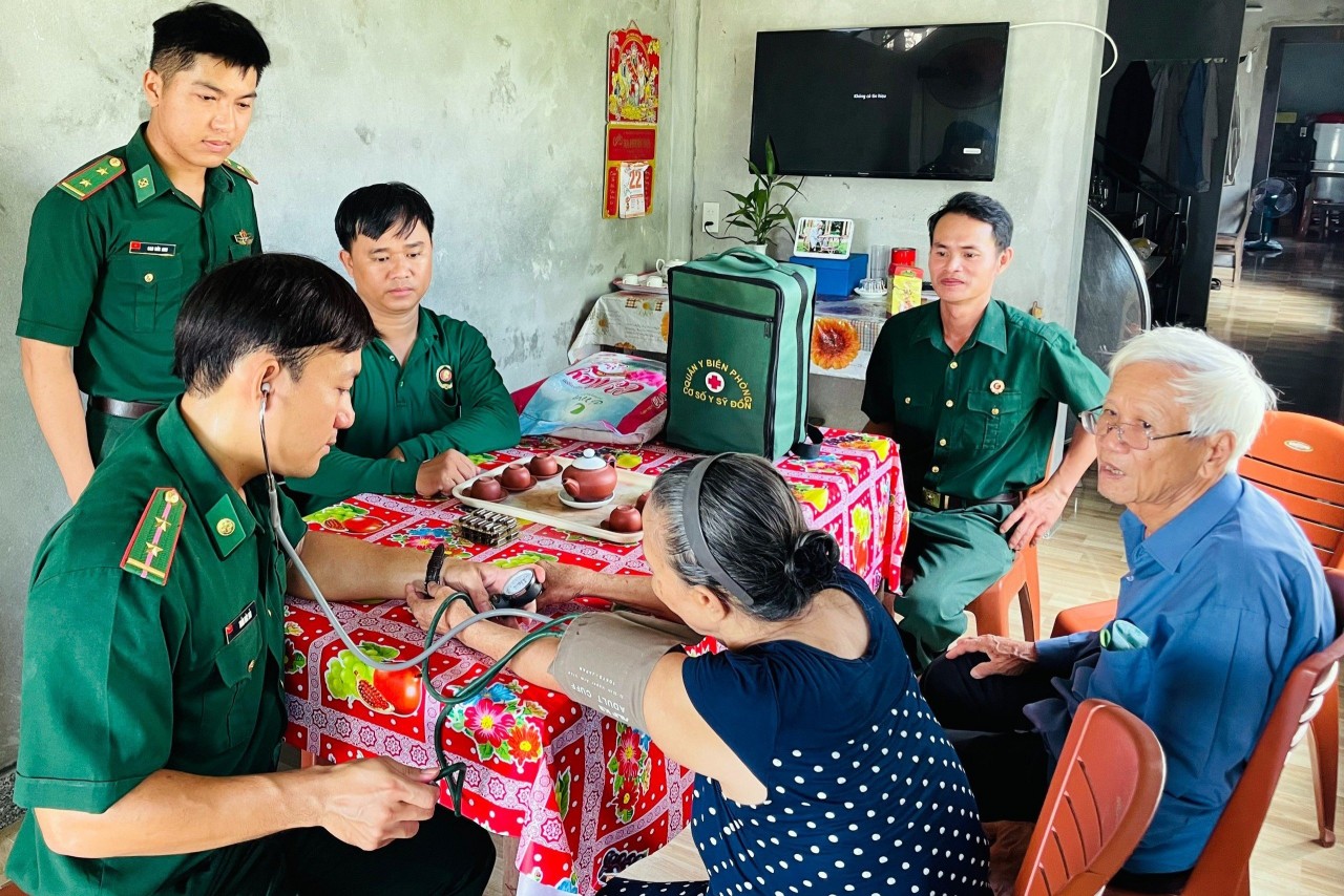 Đồn biên phòng cửa khẩu cảng Thuận An khám bệnh và tặng quà cho gia đình chính sách tại phường Thuận An, thành phố Huế.