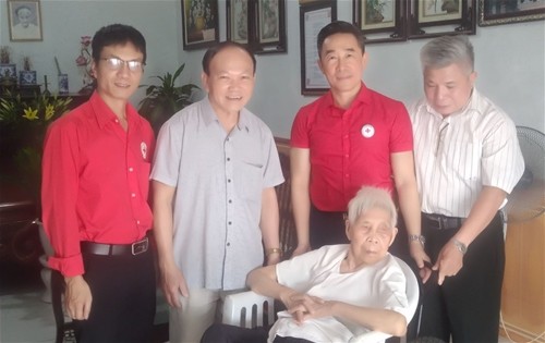 Thăm và tặng quà gia đình Mẹ Việt Nam Anh hùng Nguyễn Thị Mười tại xã Hà Thạch
