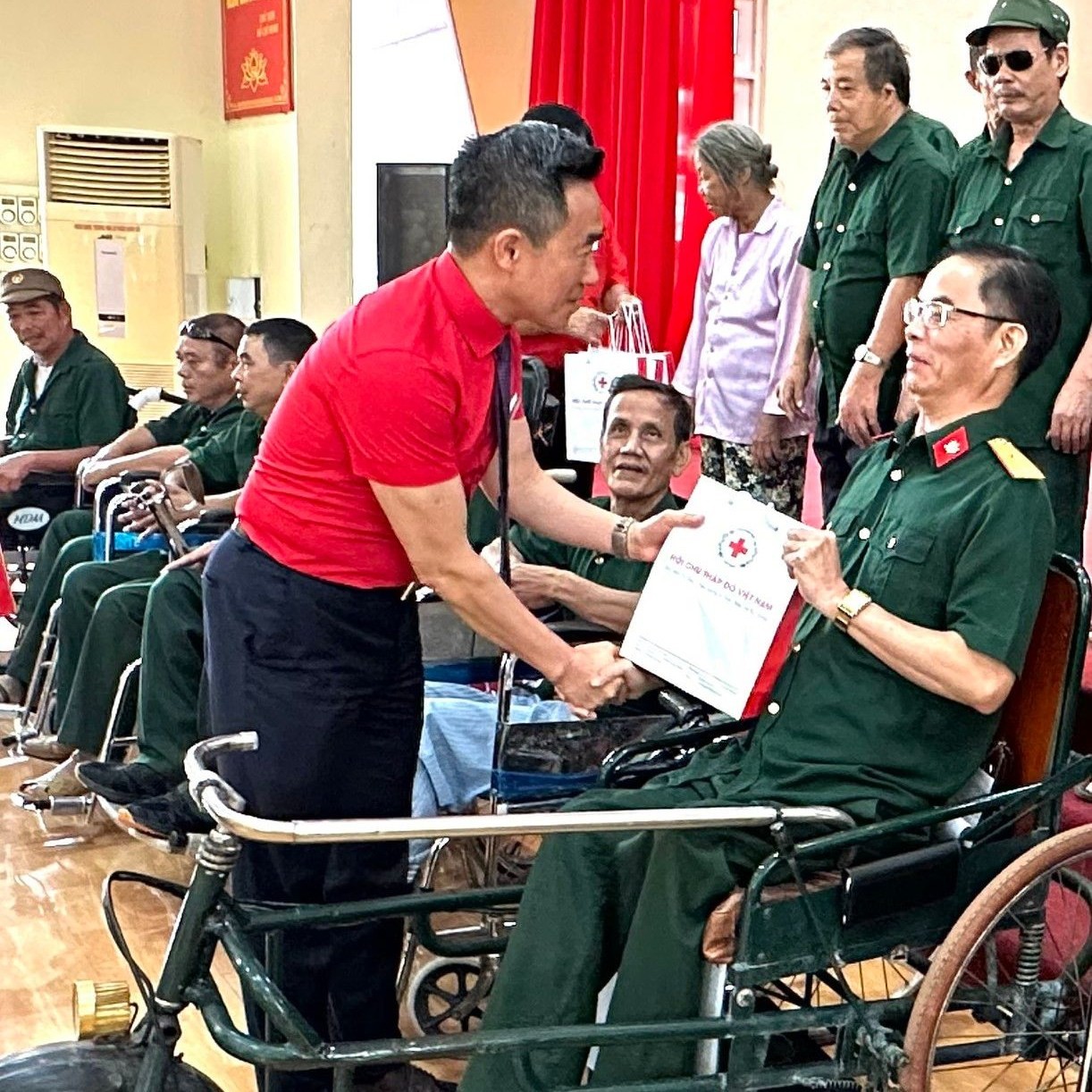 trao quà tại Trung tâm điều dưỡng người có công tỉnh Phú Thọ