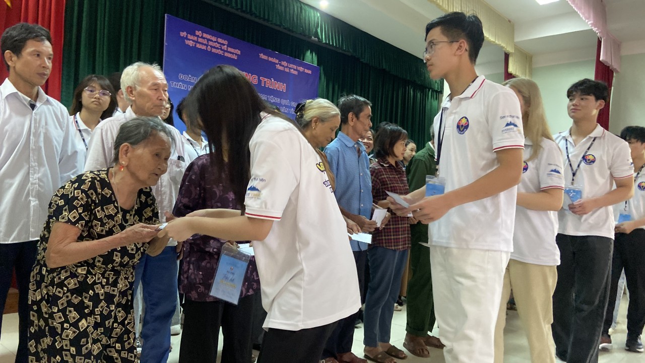 120 thanh niên kiều bào xúc động dâng hương tại Ngã ba Đồng Lộc