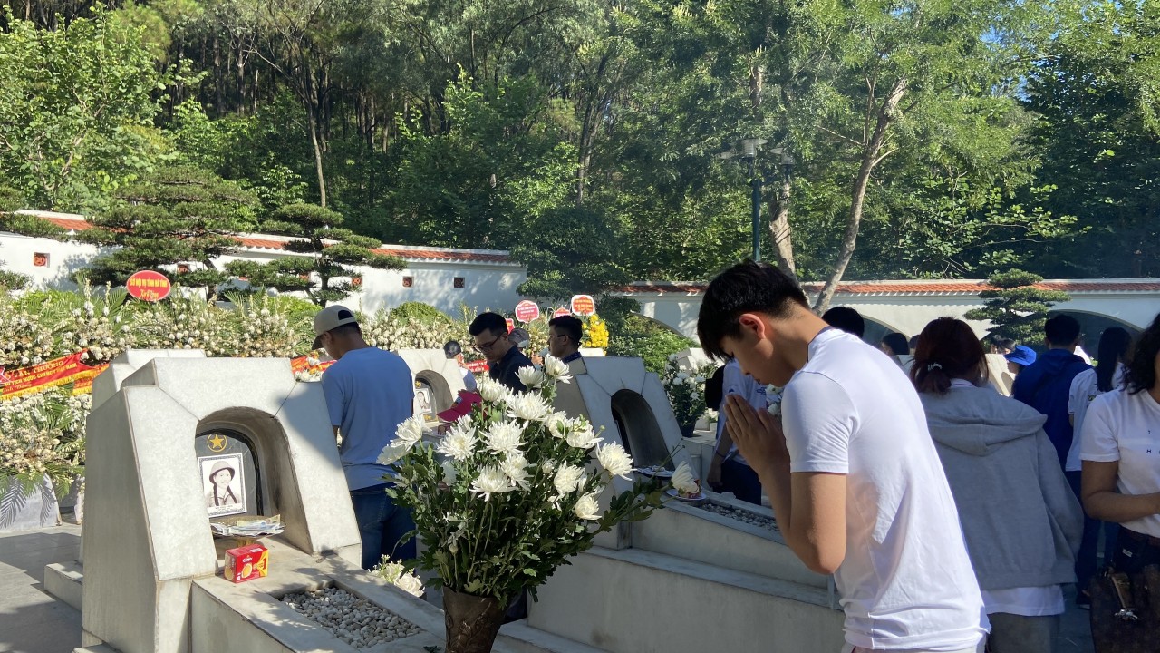 120 thanh niên kiều bào xúc động dâng hương tại Ngã ba Đồng Lộc