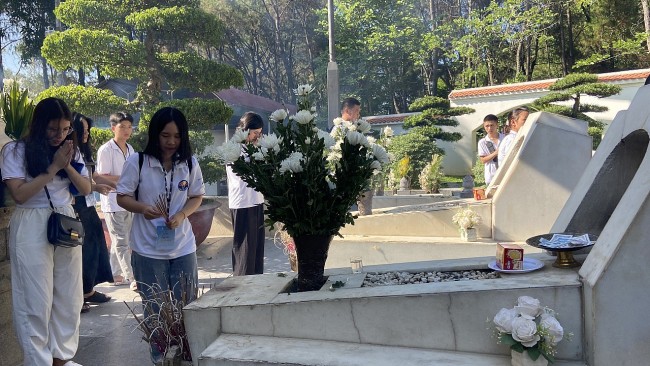 120 thanh niên kiều bào xúc động dâng hương tại Ngã ba Đồng Lộc